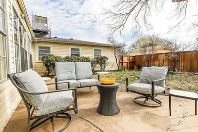 Spacious 3-bedroom house with pool table in Lubbock.