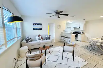 Image de 6b4b Southeast Austin Duplex, Max 16ppl, Near SoCo, McKinney