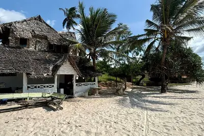 Image de Charming beach-front cottage in Tiwi for easy-going friends with Ac and WiFi