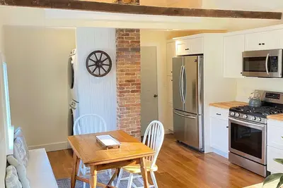 Image de Cozy, renovated farmhouse, vaulted ceilings