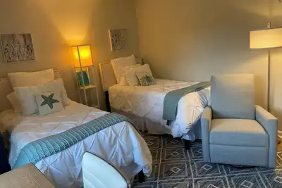 Image de Newly Renovated 2-bedroom townhome 5 minutes from the beach!