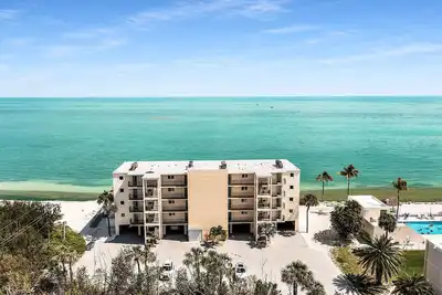 Charming 2-bedroom condo with oceanfront views! !