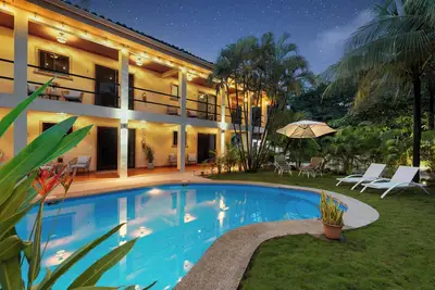 Image de Deluxe Suite: Cozy One-Bedroom Suite with Queen Bed, Kitchenette and Pool Access