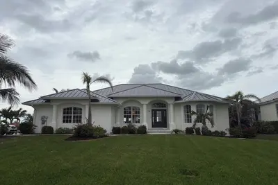 Image de 3 bedroom  4 bathroom house, heated pool, close to market and dining.