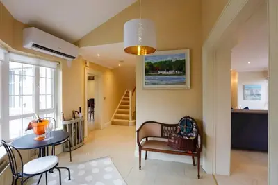 Image de Luxurious home with stunning views of the countryside and the Boyne River.