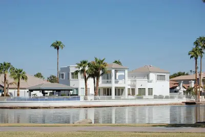 Image de This Gorgeous custom home is located on 3/4 acre waterfront in Gilbert Arizona