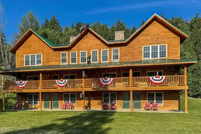 Cozy dog-friendly condo w/ mtn views, deck, grill, fireplace, firepit, cornhole