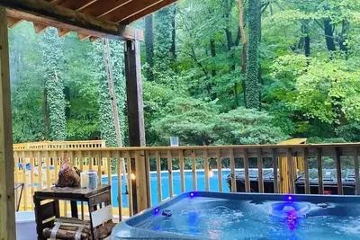 Image de Cozy 4-bedroom cabin in 7 springs w/ hot tub for winter and pool in summer