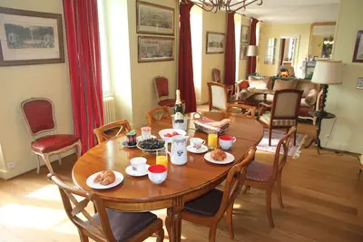 Image de Maison avec piscine et son jardin