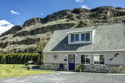 Image de Cozy Cabin in Sunland Estates - 6 min to Gorge Amphitheater!