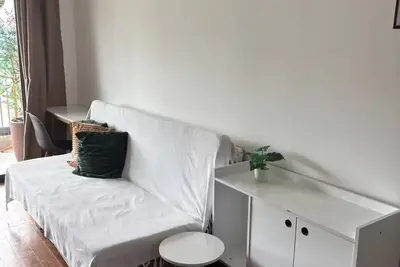 Modern Premium Studio (Center)