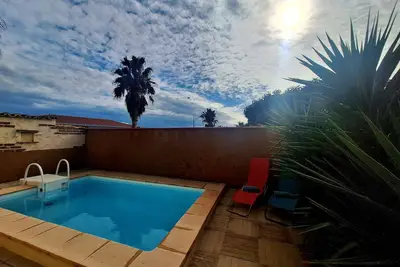 Image de Charmant appartement en rez-de-chaussée avec piscine privative.