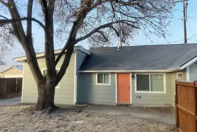 Hamilton Hamlet - A charming 1-bedroom fully furnished Adu with WiFi