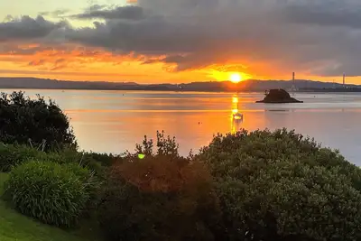 Image de Classic Kiwi Bach In Blissful Urquhart Bay - Relax and Recharge