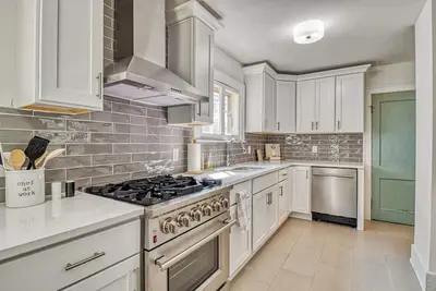 Image de 4 Bed 1. 5 Bath Single Family Home in Kenmore (S)