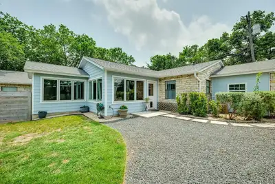 Image de Two-Home Heart of Austin Compound and Karaoke Room