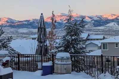 Image de Views, Views, Views. Beautiful 2800 sqft 30 mins to Tahoe large backyard.