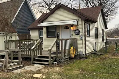 Image de Cozy lakefront cottage. It’s a perfect getaway for a couple or a small family.