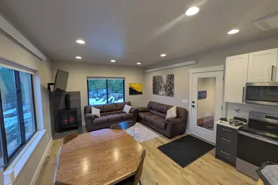 Image de Cozy In The Trees - Enjoy our 3-bedroom 3 full bath house