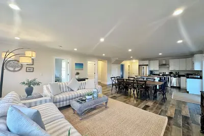 Hangar Haven - Large 6 Bedroom House