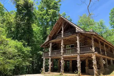 Image de Secluded Lake Front Log Cabin