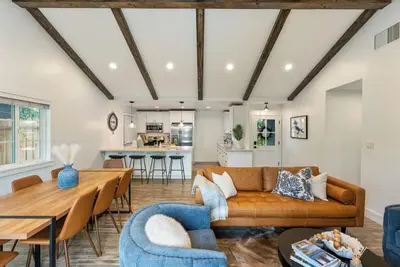 Image de Lovely 3-bedroom Coastal Haven • Firepit • Hot Tub • Beach 5 mins