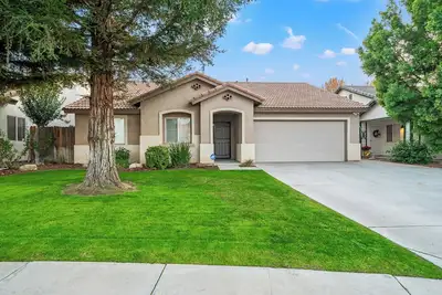 Image de Newly Furnished Home in Safe Quiet Neighborhood with Pool Near Shops & Dining