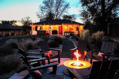 Image de 15 Mins to Denver - Luxury 6 Br Home Sleeps 14 w/ Hot Tub & Fire Pit Oasis