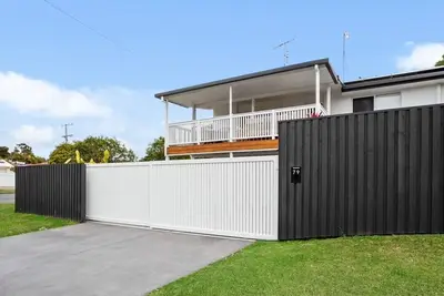 Image de Spacious family home, pet friendly and just minutes from the beach