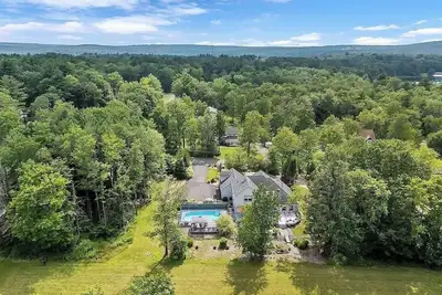 Image de Poconos Spacious 6-bedroom house in marvelous Blakeslee wPool Gamerooms Hot Tub