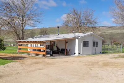Image de Charming 3-bedroom farmhouse with Ac and WiFi 15 minutes to downtown Paso Robles