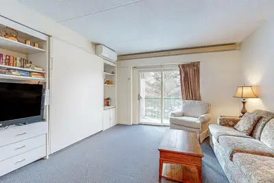 Image de Mountainside condo: walk to ski lifts, downtown, pool, arcade, gym