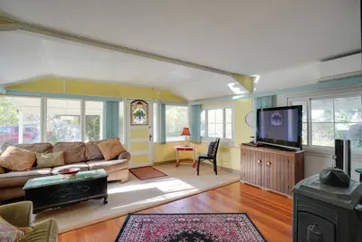Image de 2 Mi to Mtn Biking Trails: Cozy Cottage w\/ Sunroom