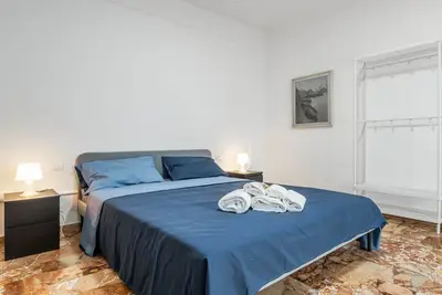 Image de Cozy and spacious 110m2 apartment, able to accommodate up to 4 people, located on the sixth floor of a building with lift. The district is well served by local public transport: less than 100 meters away there is the bus stop and around 300 meters awayth