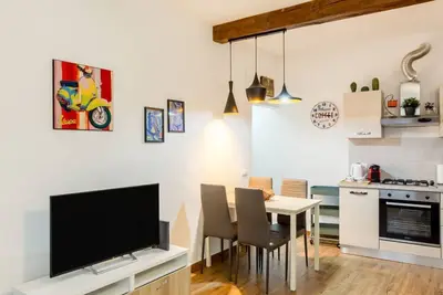 Image de Cozy apartment of about 54 sqm, able to accommodate up to 4 people, located on second floor of an ancient and characteristic building (No lift). The property is located in the historic center of Florence (Traffic-Restricted Area), in the lively Sant'Ambr