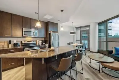 Image de King Bed | Mins to Saddledome | Ug Park