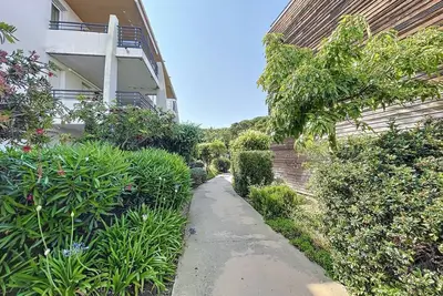 Image de Appartement dans une résidence avec piscine