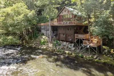 Image de Hideaway at the River by Beyond Expectations: 2br Cabin w/ Hot Tub & Game Room