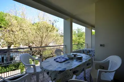 Image de Profitez de vos vacances au bord de la piscine avec solarium