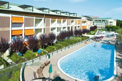 Image de Élégant appartement entièrement équipé avec piscine et garage