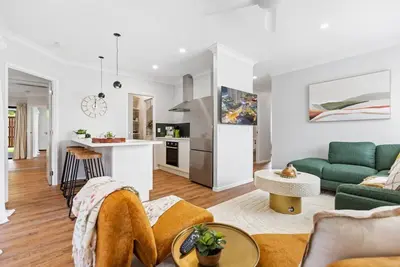 Image de Comfortable 3-Bedroom Home Near City