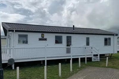 Charming 2-Bedroom Lodge in a Peaceful Setting By the Beach