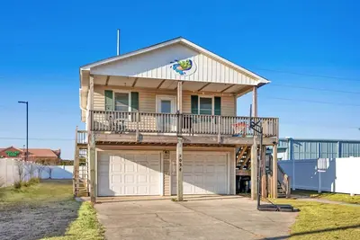 Image de 321 Packed with Amenities and Close to the Beach!