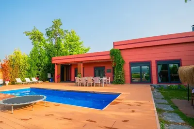 Image de 3-bedroom villa in welcoming Sapanca with huge garden at the lake.