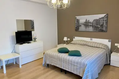 Image de Convenient and comfortable apartment within walking distance of connections to Venice!