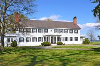 Historic riverfront farm 700 acres, pool, private lakes, dock