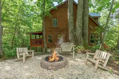 Image de Secluded 2br Smoky Mountain Cabin • Hot Tub • Arcade • Firepit • Sleeps 10