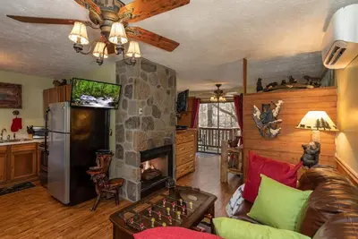 Image de Free Dollywood ticket! cozy cabin for up to 4 w/ hot tub, arcade, deck, Wi-Fi