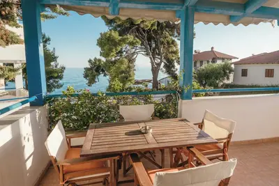 Image de Serenity Beach Front Maisonette, Mola Kaliva