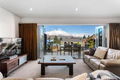 Image de Gorgeous 4 Bedroom Central Lake Views
